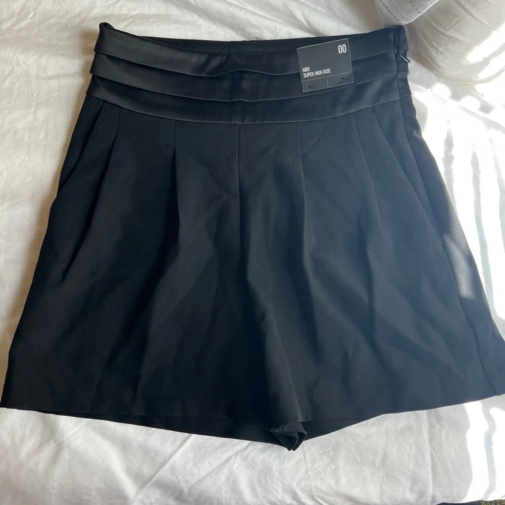 High waist midi shorts. Tuxedo waist . Brand new with tags. Black. size 00 - Picture 5 of 8